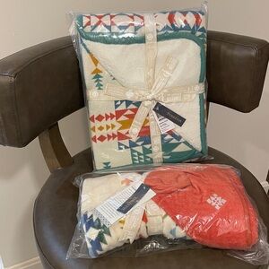 Pendleton Pilot Rock Sherpa Stroller Blanket 30x40 & Wild Blooms Hooded Towel